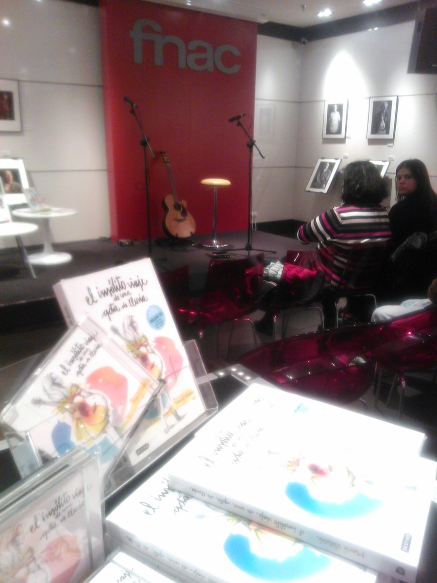FnacACoruna's tweet photo. A puntito de comenzar la actuación de @Maria_Villalon http://t.co/bJQKEocMY9