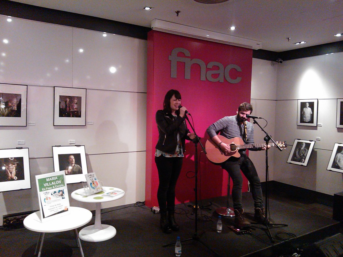 FnacACoruna's tweet photo. Ya en el escenario @Maria_Villalon http://t.co/rndxt17xpO