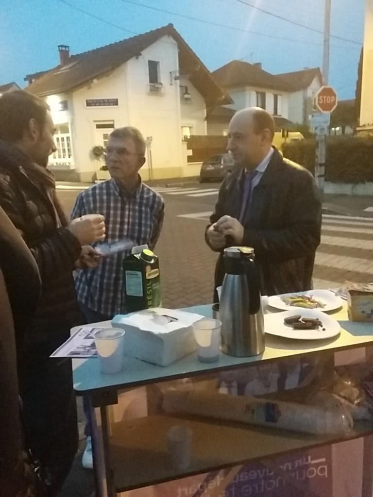 Antoine94350's tweet photo. Comptoir aux #Luats #Villiers94 avec des rencontres avec des citoyens! @ndp_94 @team_ndp94 @fredericmassot http://t.co/xOuicN9NmR