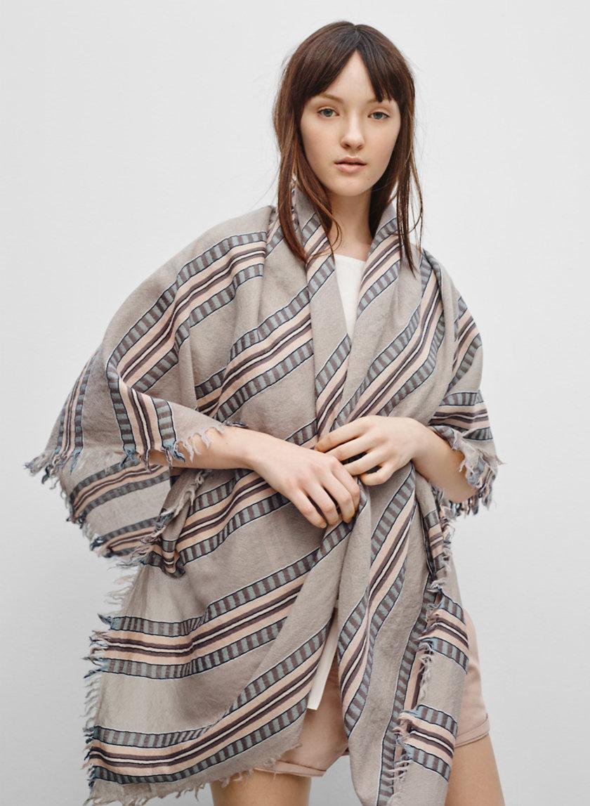 ARITZIA's tweet photo. Last chance to enter! RT and show us how you're #WrapReady for your chance to win: http://t.co/p3McHLwWSR http://t.co/cBnSSDSGEy