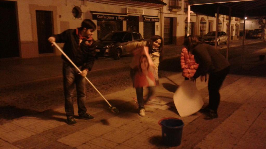 psoe_Vvdedelrio's tweet photo. Inicio de campaña ilusionante. Pedazo de equipo. @_susanadiaz @JSAVdRio #YoConSusana http://t.co/CStyYWEPwh