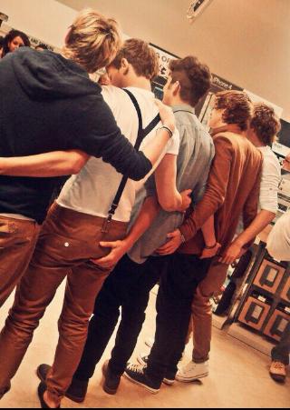 Это те самые задницы,которые не дают мне покоя в мои 16лет... ><
Попки One Direction...)))