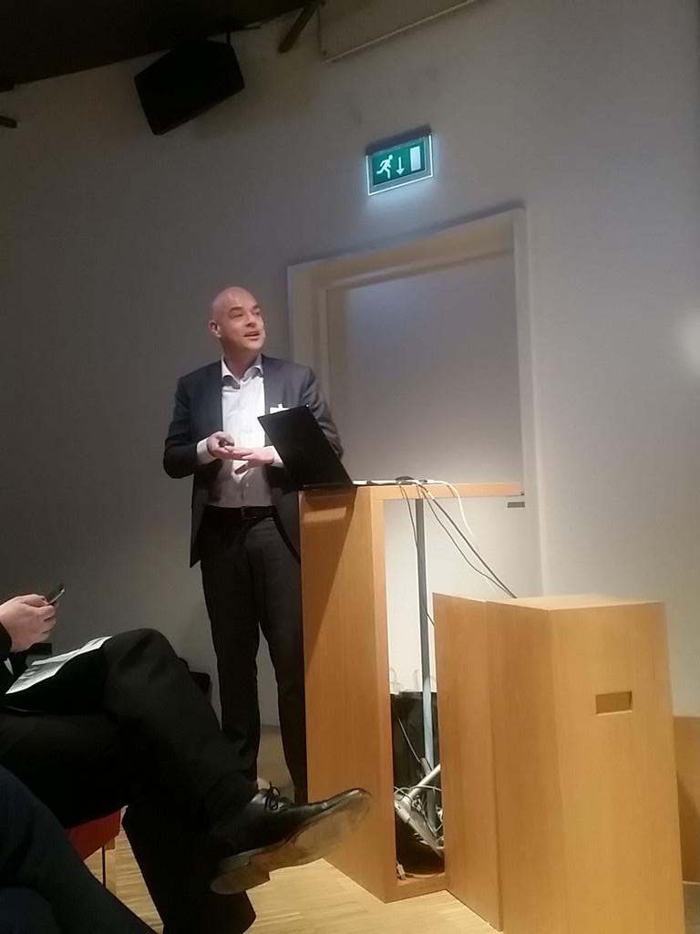 marcozelf's tweet photo. Now live on stage @stijngrove over de #DutchDatacenterAssociation @DutchDatacenter http://t.co/kNIfh9IpPX