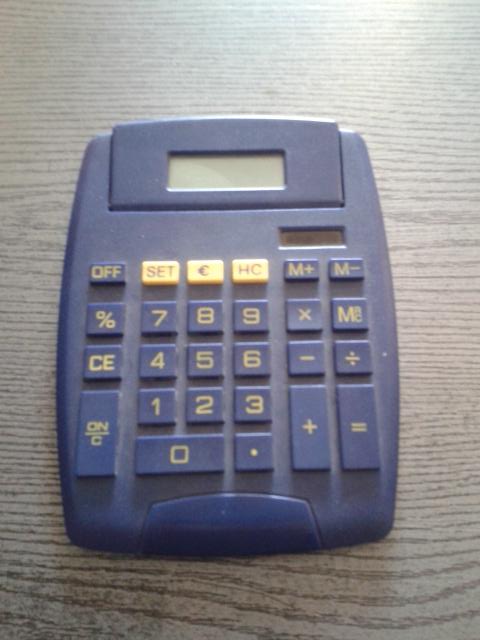 FlorePiacentino's tweet photo. #ThatIsNotABook la calculatrice de notre comptable qui demande pk une TVA différente sur les ebooks? @ProfesseurLivro http://t.co/HGjTUTRK46