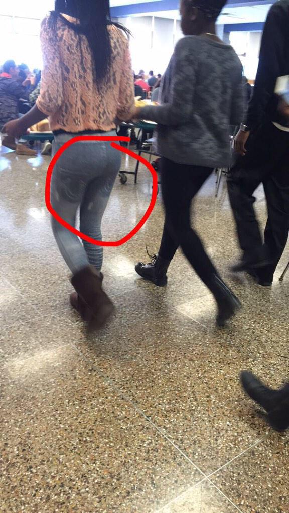 Sauceqram's tweet photo. How true are your religions 😭 why is her pockets running away from her batty. http://t.co/NflD7TyEoe