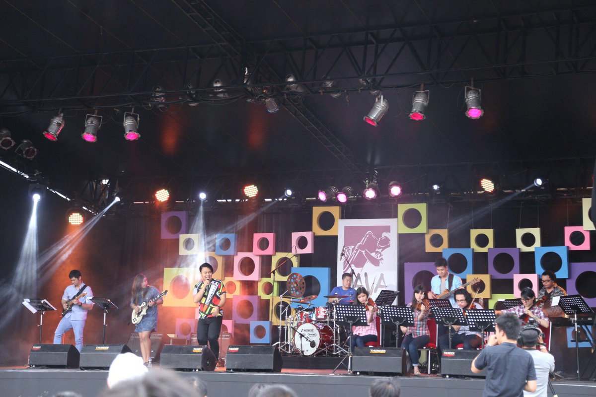 tasfm_kediri's tweet photo. Guess what? @echasoemantri lagi on stage bareng UPH conservatory orchestra.now on outdoor stage 2! http://t.co/cCQt7qgu2E