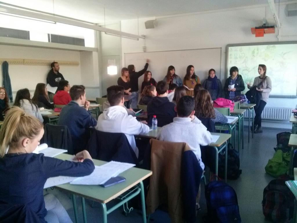 FFeministes's tweet photo. Èxit del passa-classes del comitè @vagadetotes de #santAndreu #9Barris a l'Ies valldemossa #MarçFeminista2015 http://t.co/tdPS2IQ60r