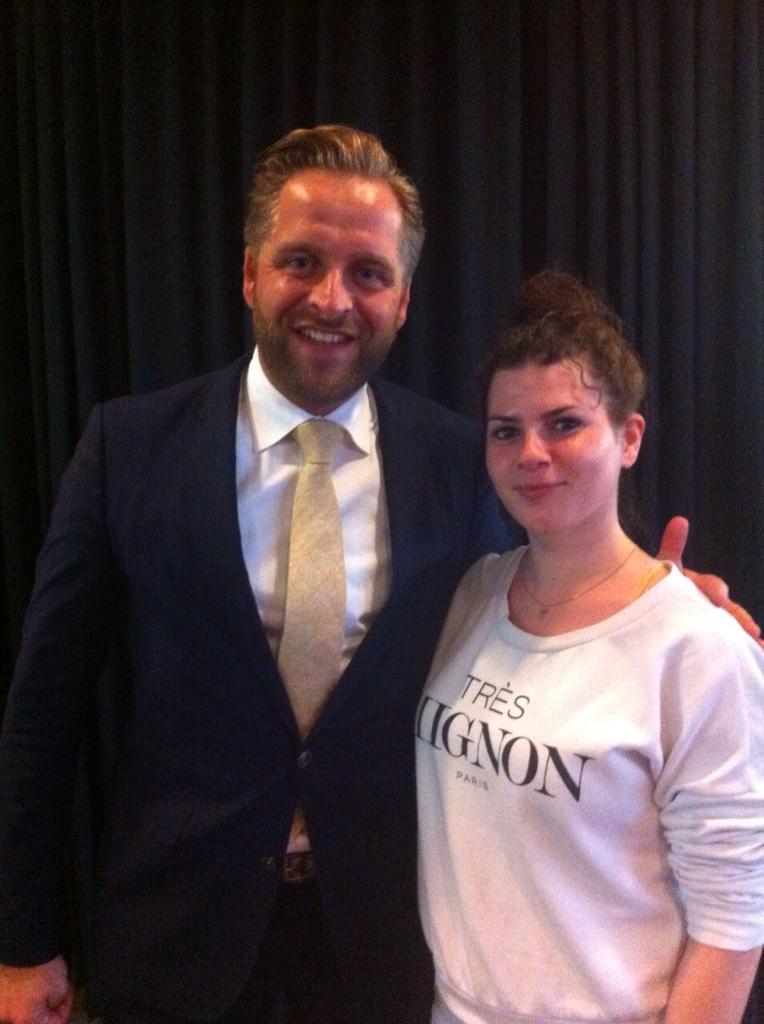 Tijdens bezoek <a href="/College010/">B en W Rotterdam</a> aan <a href="/hsrotterdam/">Hogeschool Rotterdam</a> nodigt #MWD student Kim <a href="/hugodejonge/">Hugo de Jonge</a> uit bij #mentorenopzuid Trots!!