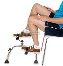 Met de #stoelfiets blijven de beenspieren actief! Ideaal om in je eigen stoel te oefenen. #ergotherapie