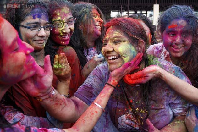 CNNnews18's tweet photo. Pakistan: Students forms human shield to protect Hindus celebrating Holi
http://t.co/hxZDp18wZy http://t.co/E9DwdXsBr3