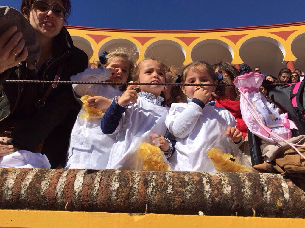 karlakalua_'s tweet photo. #silosniñosalostoros @fiestabrava_ http://t.co/fMeRzn52nY