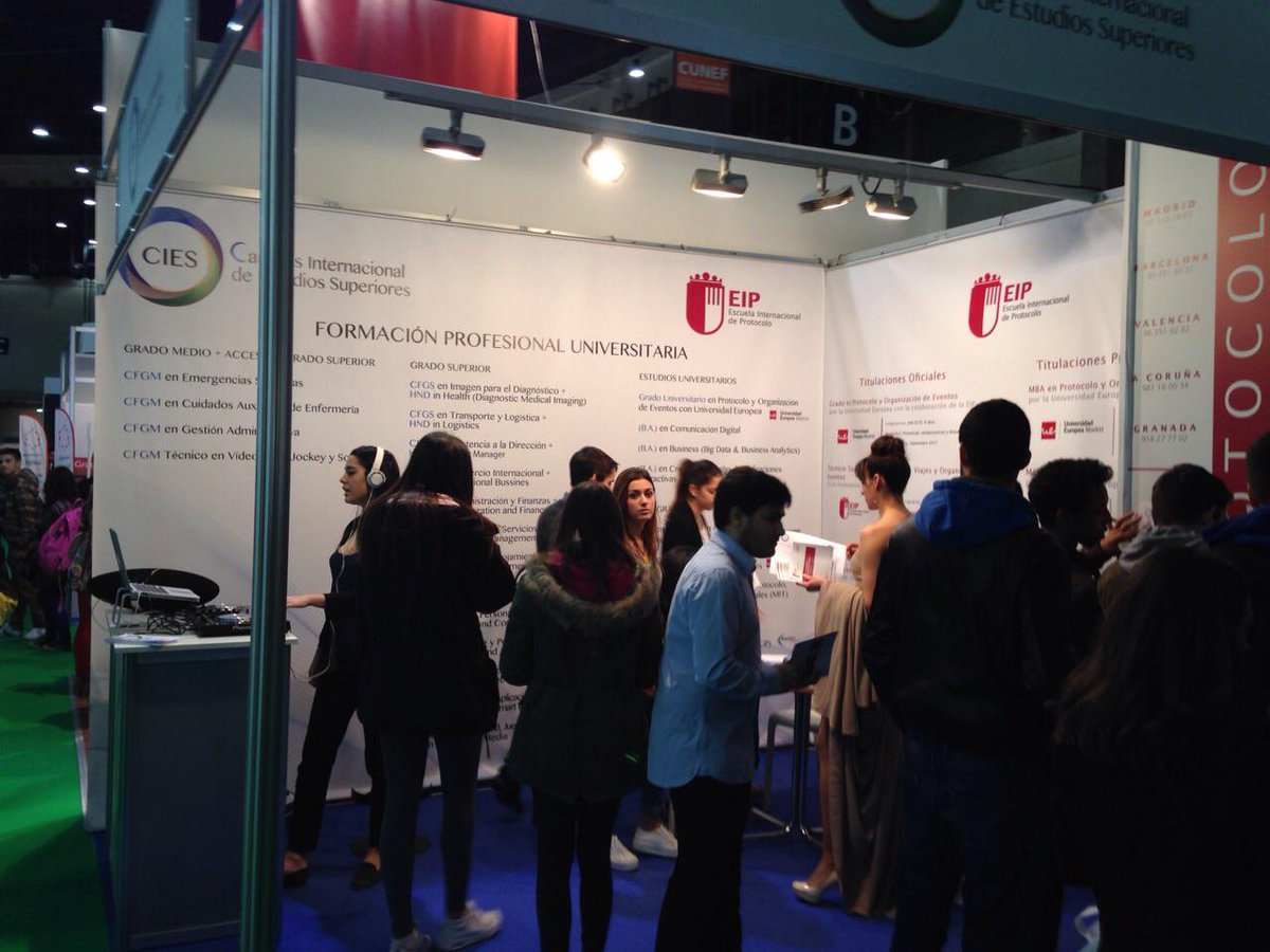 GrupoEIP's tweet photo. Nuestro stand sigue así de concurrido. Mucho interés en #protocolo y en el resto del #porfolioCIES en @FeriaAula http://t.co/3whwRVNg1P