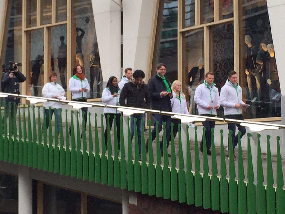We zijn in Zaandam met #D66bustour! <a href="/nosop3/">NOS op 3</a> loopt mee met #D66 <a href="/Svanweyenberg/">Steven van Weyenberg</a> bij het flyeren. #Nuvooruit #PS2015