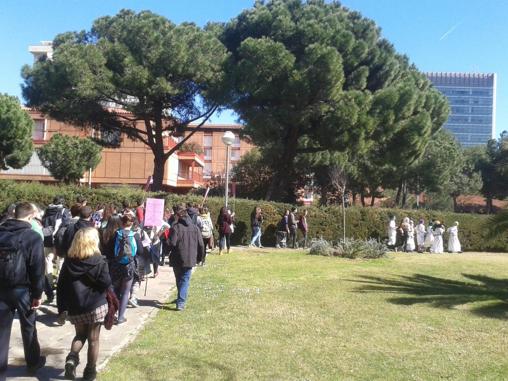 El pas del cercavila de <a href="/VDTdiagonal/">VagaDeTotes Diagonal</a> per la nostra facultat. Perquè revolució és nom de dona! #SomhiTotes