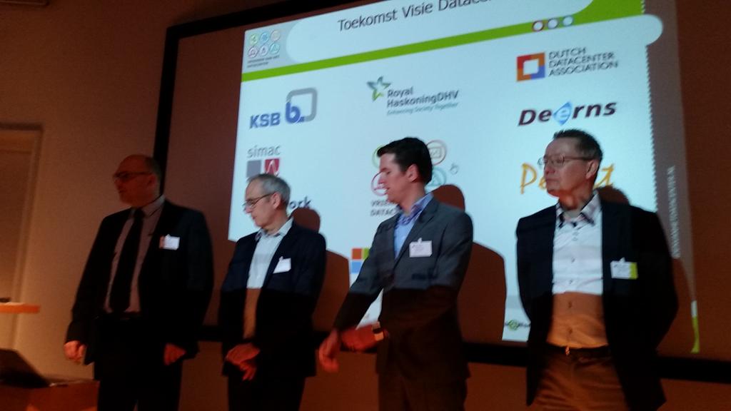 marcozelf's tweet photo. Leuke samenstelling voor #devriendenvanhetdatacenter met @ASingendonk @stijngrove @eluteijn #microsoft #computenext http://t.co/14Ia9dkZSh