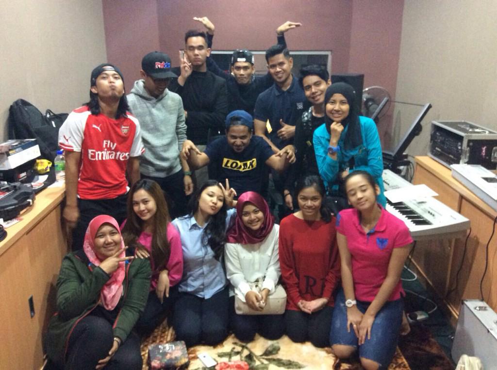AzwanAFOfficial's tweet photo. Reunion Pelajar AF2014. Rindu mereka semua. @therealamanaziz @zihaofficial @ewalaf2014 @nina_nadira dan lain lain. http://t.co/x6MYdGWwrR
