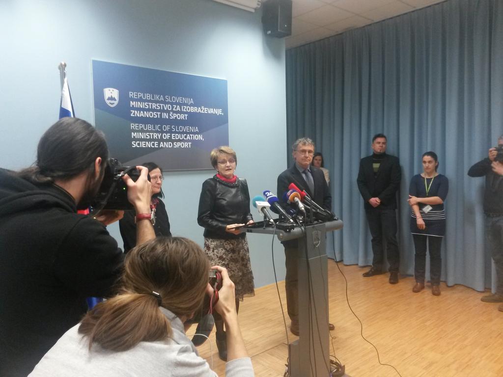 "Gre za zlorabo osebnih podatkov...", je uvodoma dejala ministrica Stanka Setnikar Cankar in nato ponudila odstop!