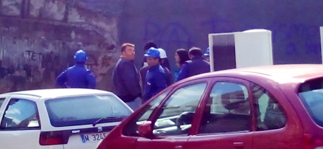 indiggato's tweet photo. Todos los operarios, jefes, etc, que aparecen en esta foto, 15 minutos antes de la demolición, son #CulpablesON29 http://t.co/5FRGA0zfBL