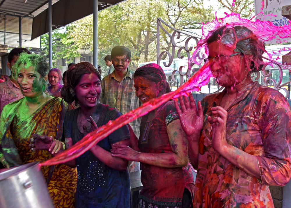 DeccanHerald's tweet photo. #Holi celebrations in Bengaluru. #DHPhoto http://t.co/BusacPjuH5