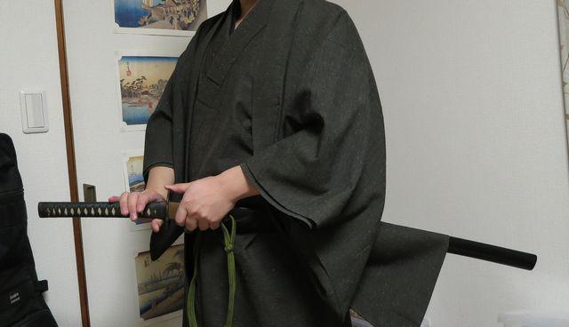 ワタリ ニンジャ 刀の抜き方 1 鯉口を切る 刀の鞘の口は鯉口といってハバキをしめることにより刀 が鞘から抜け落ちないようになっている この鯉口がきいている状態だと刀が抜きにくいので 親指か人差し指を鍔にかけ鞘を後ろに押し出すことにより抜ける ワタリ ニンジャ 刀の抜き方 1 鯉口を切る 刀の鞘の口は鯉口といってハバキをしめることにより刀 が鞘から抜け落ちないようになっている この鯉口がきいている状態だと刀が抜きにくいので 親指か人差し指を鍔にかけ鞘を後ろに押し出すことにより抜ける
