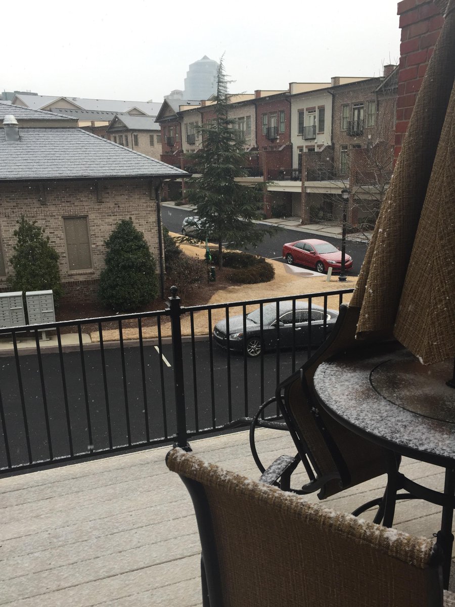 ewrcode's tweet image. Two days ago it was 70. Now some big, fluffy snow.