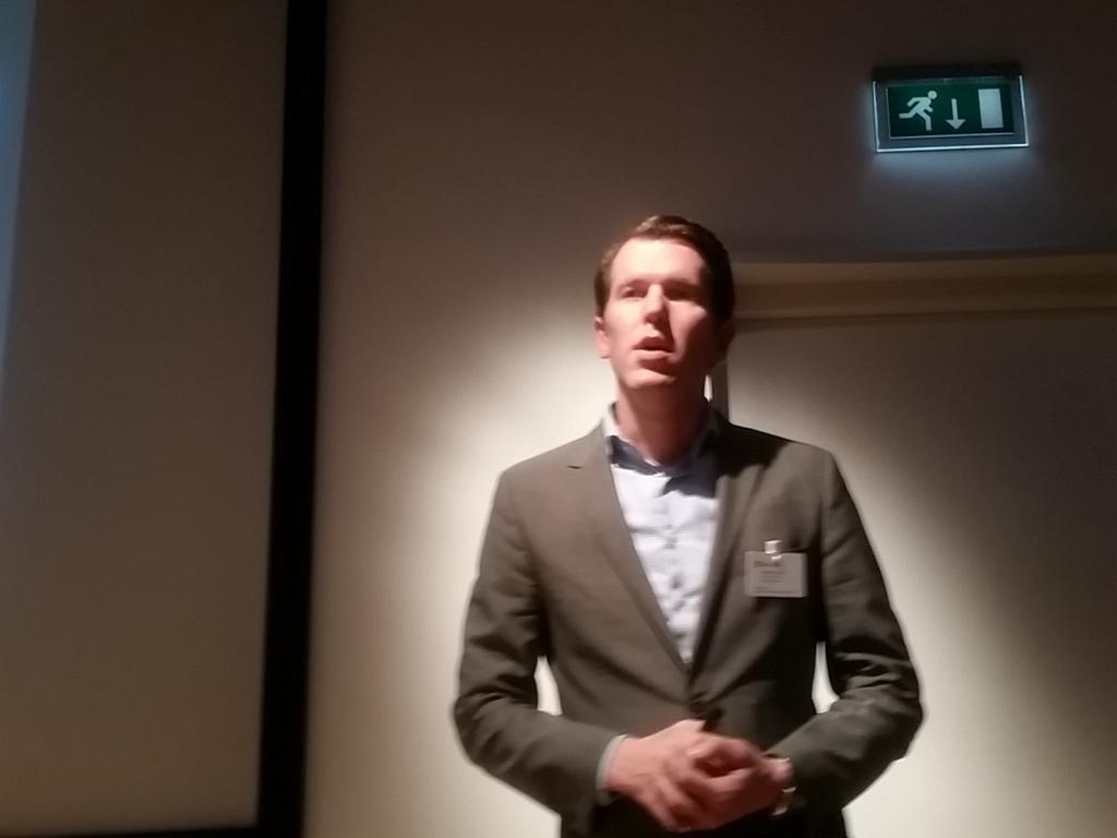 marcozelf's tweet photo. Nu tijdens het #devriendenvanhetdatacenter @maarten_verbunt van @SimacICT over innovatie van glasvezel. http://t.co/qEE5iUCFcM