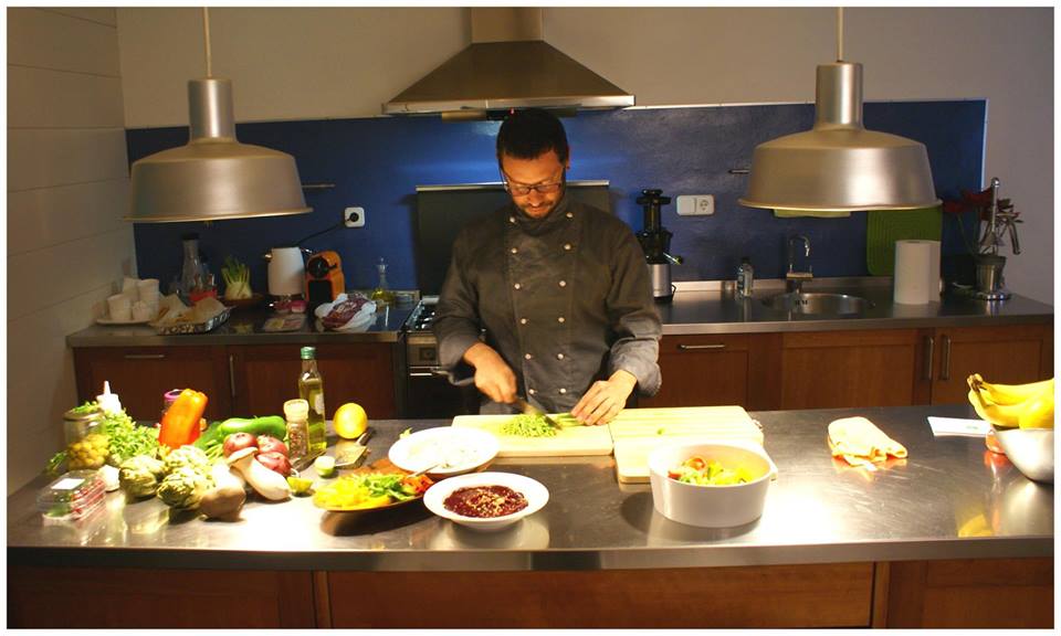 takeachef's tweet image. Pillamos al chef @RodCodher trabajando en la cocina de Xavier! Quieres probar sus platos? bit.ly/17XTBxo