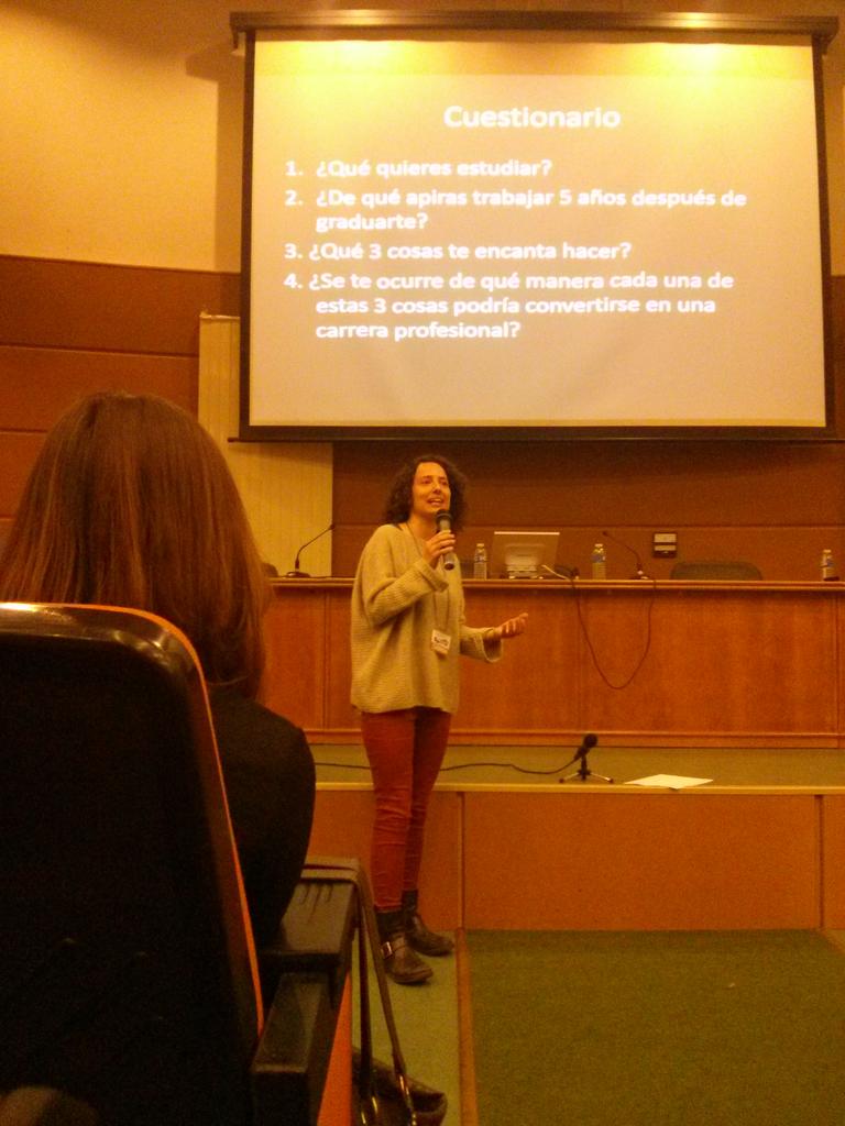 foroUSAES's tweet photo. Las preguntas de Carmen Jiménez están revolucionando a los participantes en el #ForoUSALeon Eso buscamos, moveros! http://t.co/BLdyGg6BOq