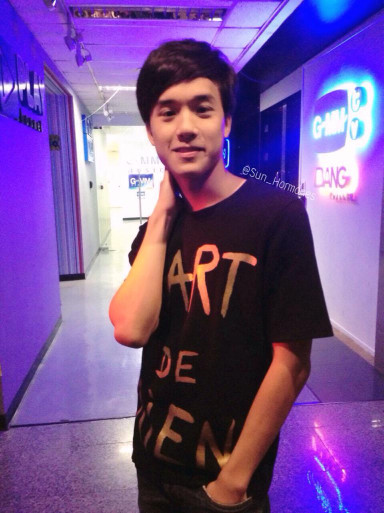 แสงไฟ black light มากครับ cc: @jjamyjames