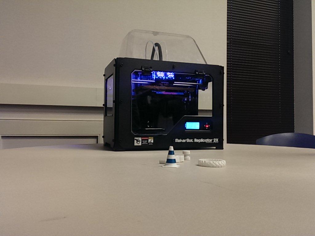 mete_akca's tweet photo. 3d printers in room 1909 #stemgs2015 http://t.co/PiI6eR0Z5m