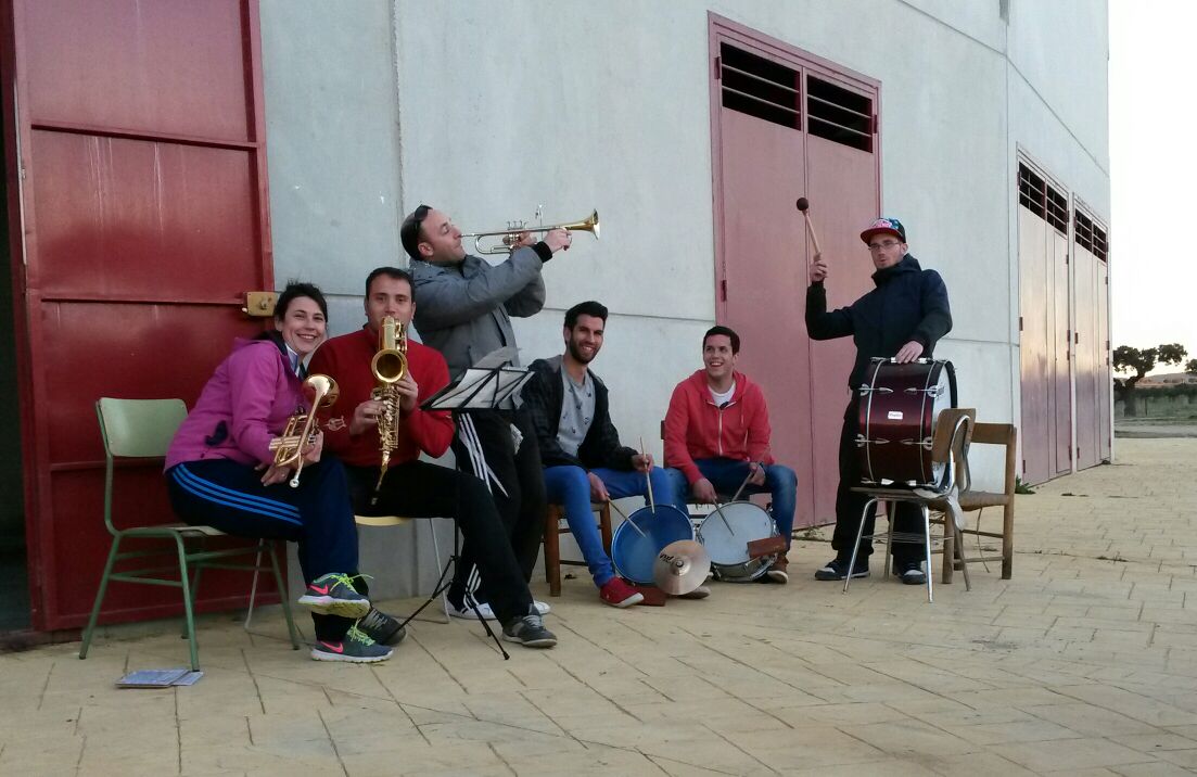 Semoslaleche's tweet photo. Tarde de sol preparando nuevos temas!!!!! con @domingoronco @HolaSoyRusso @jreycasar #musicamaestro http://t.co/WEQpaiuRbs