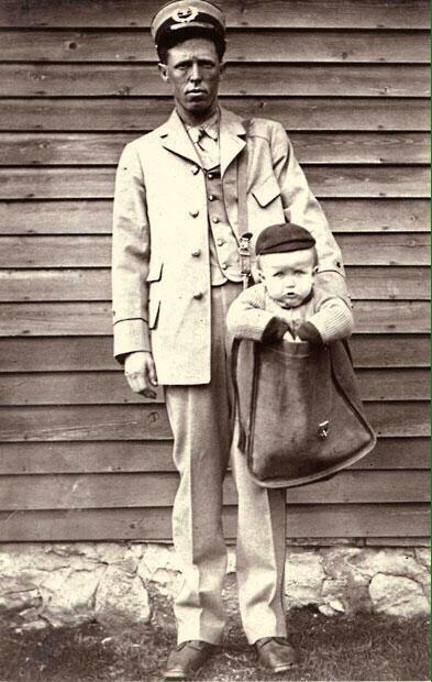 sabiastuque_'s tweet photo. Sabias q en 1900, los niños se enviaban a veces por correo, pues una estampilla era más barata que un billete de tren http://t.co/yWY2J8z6et