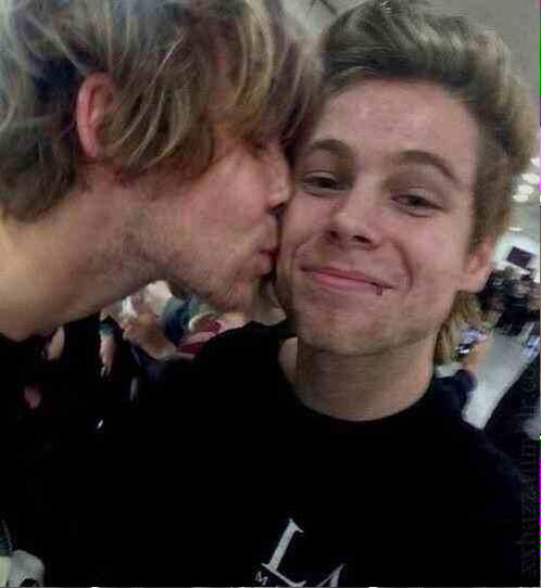WangManduuu's tweet photo. I don't know who to be more jealous of tbh... #vote5sos #KCA http://t.co/JdwFDN9BXx