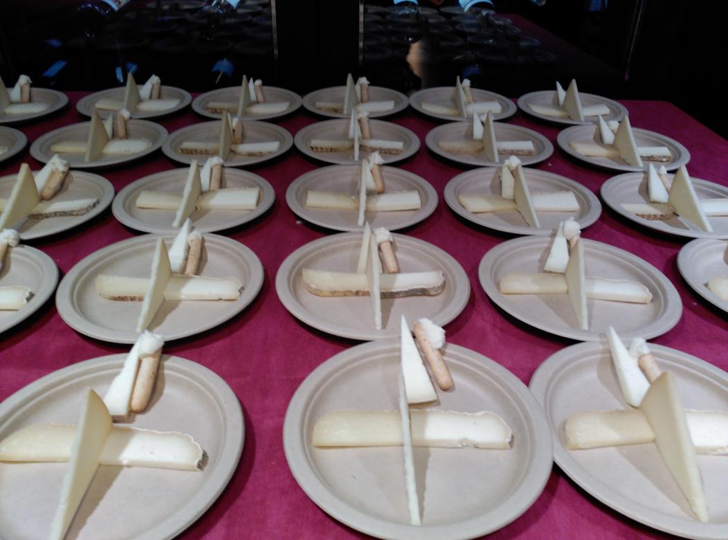 SerranoAstorga's tweet photo. @CVEGAESLA @BodegasPittacum @JesusPSerrano #bodegasmargon @ComerdeLeon @AstorgaSilvia el queso ya esta en Fila. #FF http://t.co/UlMGstiMC7