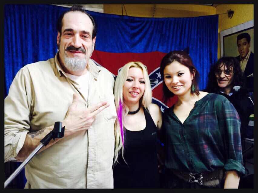 LaberintoFM's tweet photo. En #ElvisHome @millonariorojo @MiyukiSon @EddyRiderX http://t.co/RFeBwIWD3e