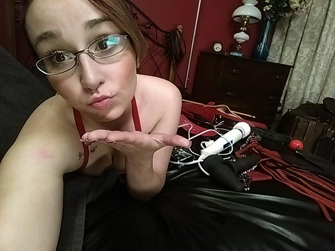 Don't leave me by my lonesome in here guys :P @kinklive http://t.co/N0WrD4OyEw<a href="/tag/sexy"class="tags"><span>#sexy</span></a><a href="/tag/kinky"class="tags"><span>#kinky</span></a><a href="/tag/piperswag"class="tags"><span>#piperswag</span></a>