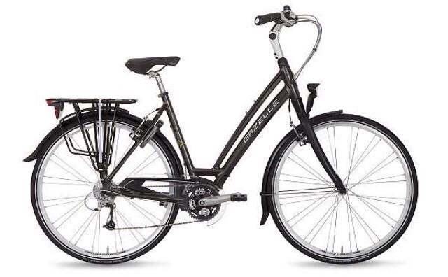 Mijn fiets heeft alleen een zwart vlinderstuur en dubbele donkerkleurige fietstassen!