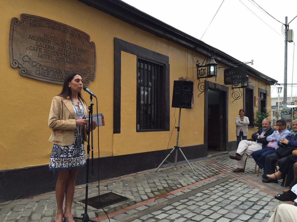 Evproduce's tweet photo. Pamela Foxon y Jimena Geraldino Dueñas de la inaugurada tienda Efu en el #ascensorConcepcion @valparaisoalma http://t.co/fr46Xc6zd1