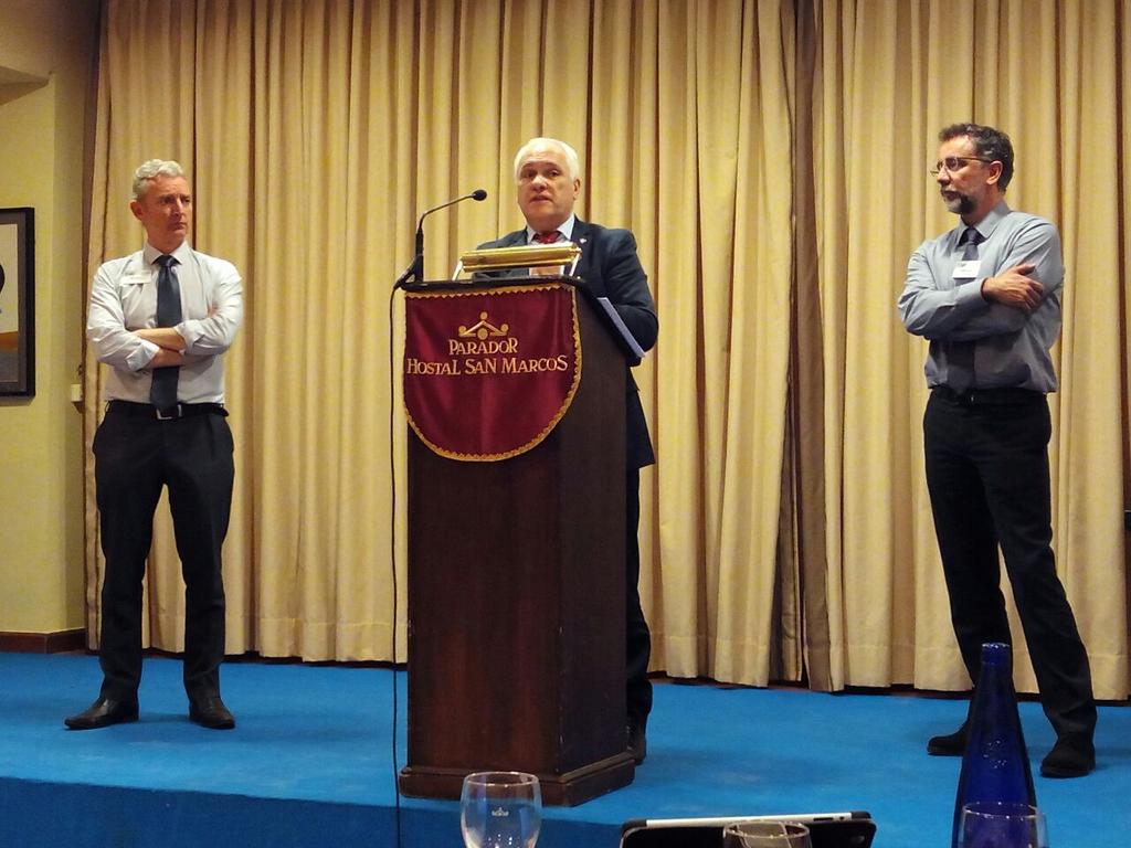 BNIEspanaCNM's tweet photo. Gran Formación de Equipos de Liderazgo en León.@bnigijon @bni_referencias @SinergiaLeon @CrecimientoBNI @BNIEficacia http://t.co/MdV36aF1id