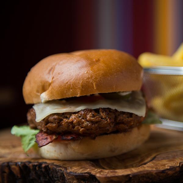 Steakout_UK's tweet image. Chefs turning up the heat in the kitchen, making #burgers to die for...#NotExaggerating! #FF #FridayFeeling #Weekend