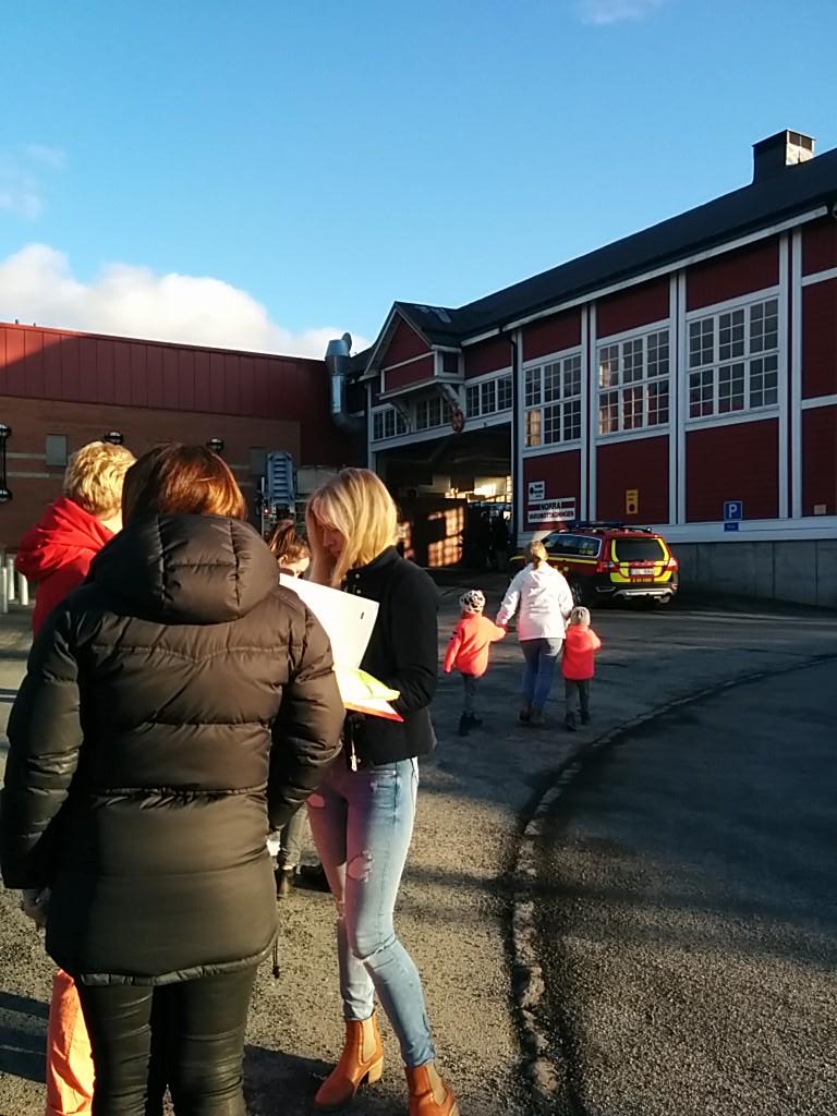 niklasdotter's tweet photo. A6 i Jönköping är totalt utrymt på folk pga brand i norra varumottagningen. Full action i Jönköping! http://t.co/dnqMuncvOE