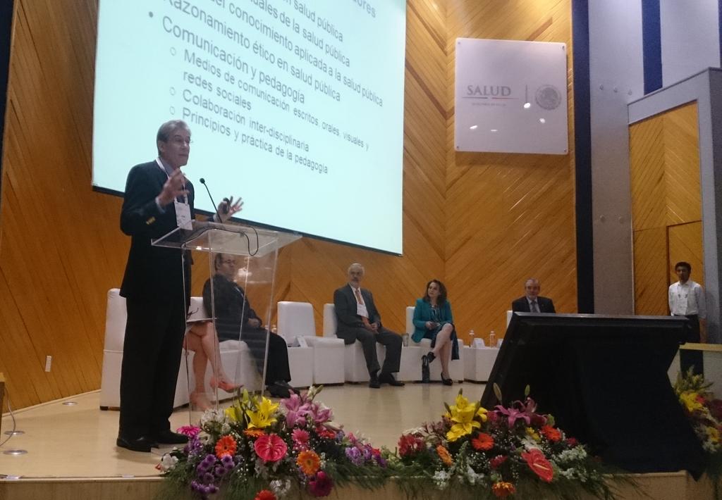 inspmx's tweet photo. .@julio_frenk habla del cambio de paradigma en la formación de recursos humanos en salud pública #CONGISP2015 http://t.co/8JK7Et5Wwf