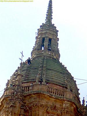 zonacharra's tweet photo. #YoQueríaSer el Mariquelo de #Salamanca ,el cual escala la catedral de #Salamanca todos los 31 de Octubre. @laventana http://t.co/m70oW3I2JT