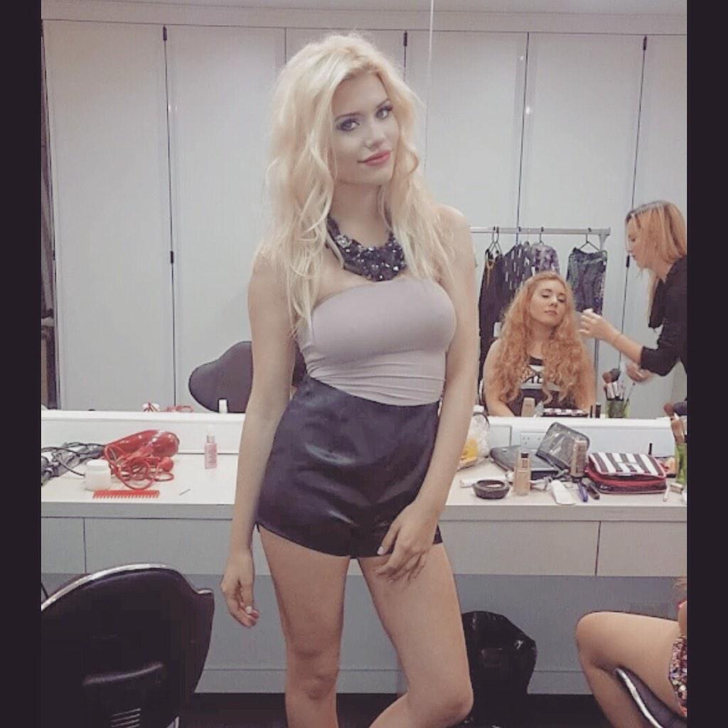 FCOMevadomi's tweet photo. Evi en la sesion de fotos de @josemindart HERMOSA💣✨ Cc @evadedomi http://t.co/TsMOalTqD0