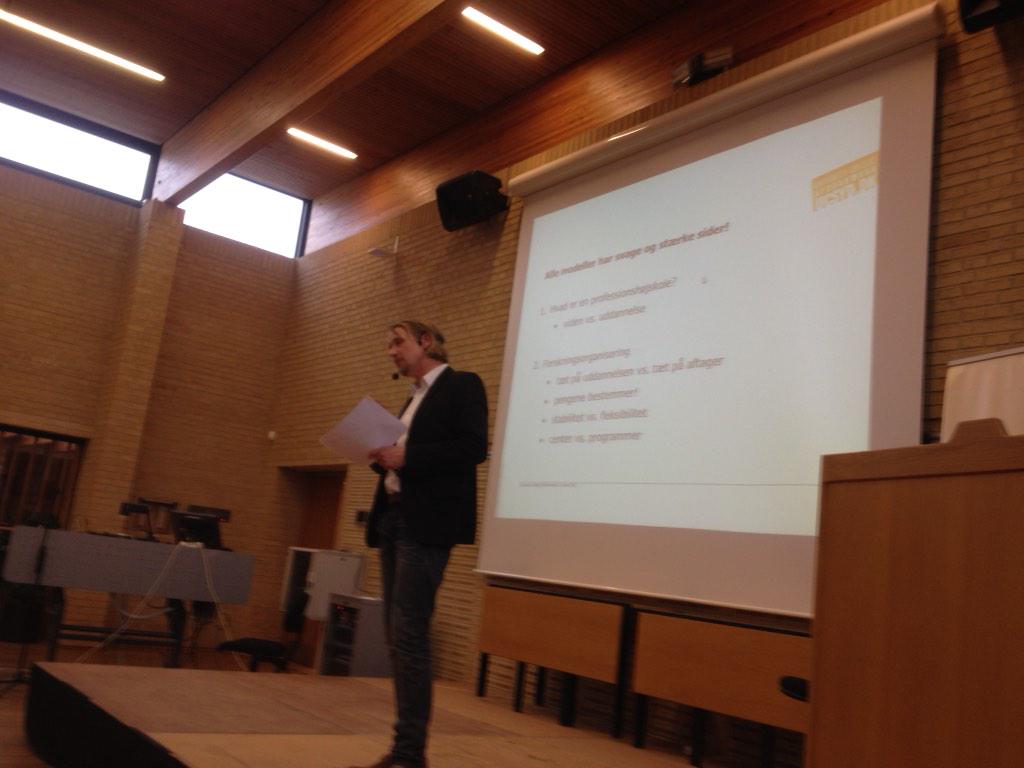 Bobbohlbro's tweet photo. Så er #llnet første Politisk Masterclass nogensinde igang: Forskning i Professionshøjskolerne #llnet15 #uddpol http://t.co/ZOV1EuWnoy