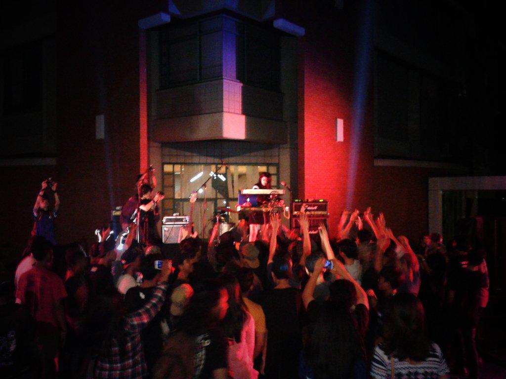 <a href="/TOYSOFVEGA/">Toys Of Vega</a> on stage! crowdnya petjahhh 🙌🙆🙋👏