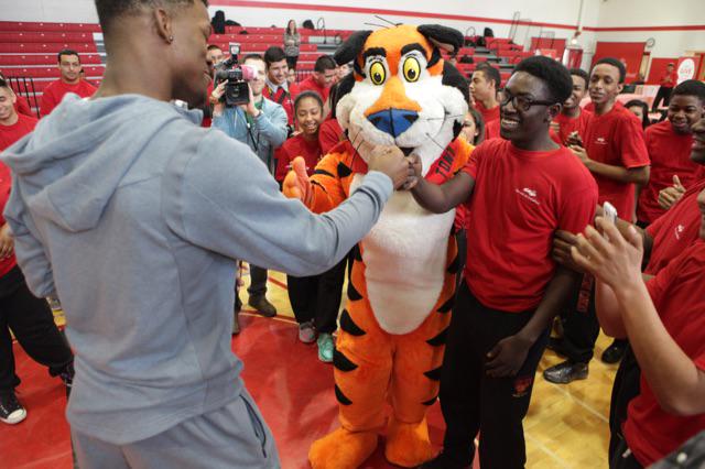 JimmyButler's tweet photo. Makin good on a $10k bet lost 2 a high schooler - having a @KelloggsUS brkfast def helped fulfill his potential http://t.co/IPNsCCkfrq