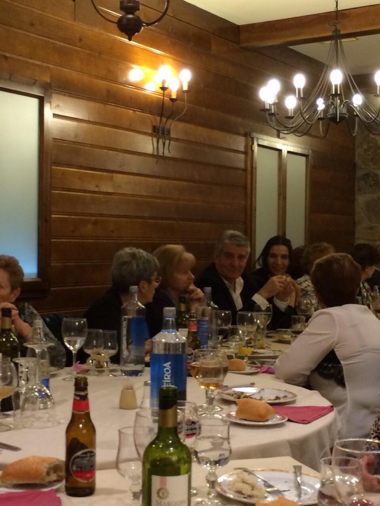 juanvelardeb's tweet photo. Tradicional comida con motivo de la XIII semana de la Mujer en #Arroyomolinos, con mis vecinas y compañeras. http://t.co/zbiuQfFsGx
