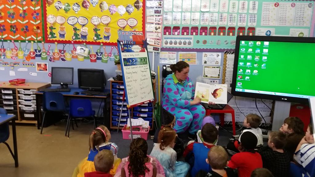 Had a great World Book Day at <a href="/TrallwnPrimary/">Trallwn Primary</a> yesterday! Read The Dinosaur who Pooped the Past to Years 1/2, 3 &amp; 5!!