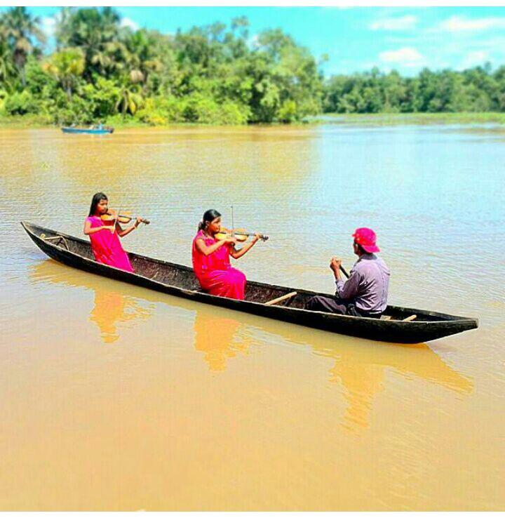 07/92/14 en el caño Nanarina en Buja Monagas Niñas tocan Duo violín <a href="/SistMon/">Sistema Monagas</a> #ElSistemaCumple40